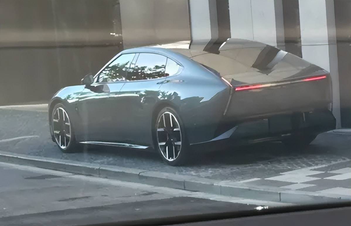 车长超5米升级中大型车！全新P7曝光换三辐方向盘运动感更强(图1)