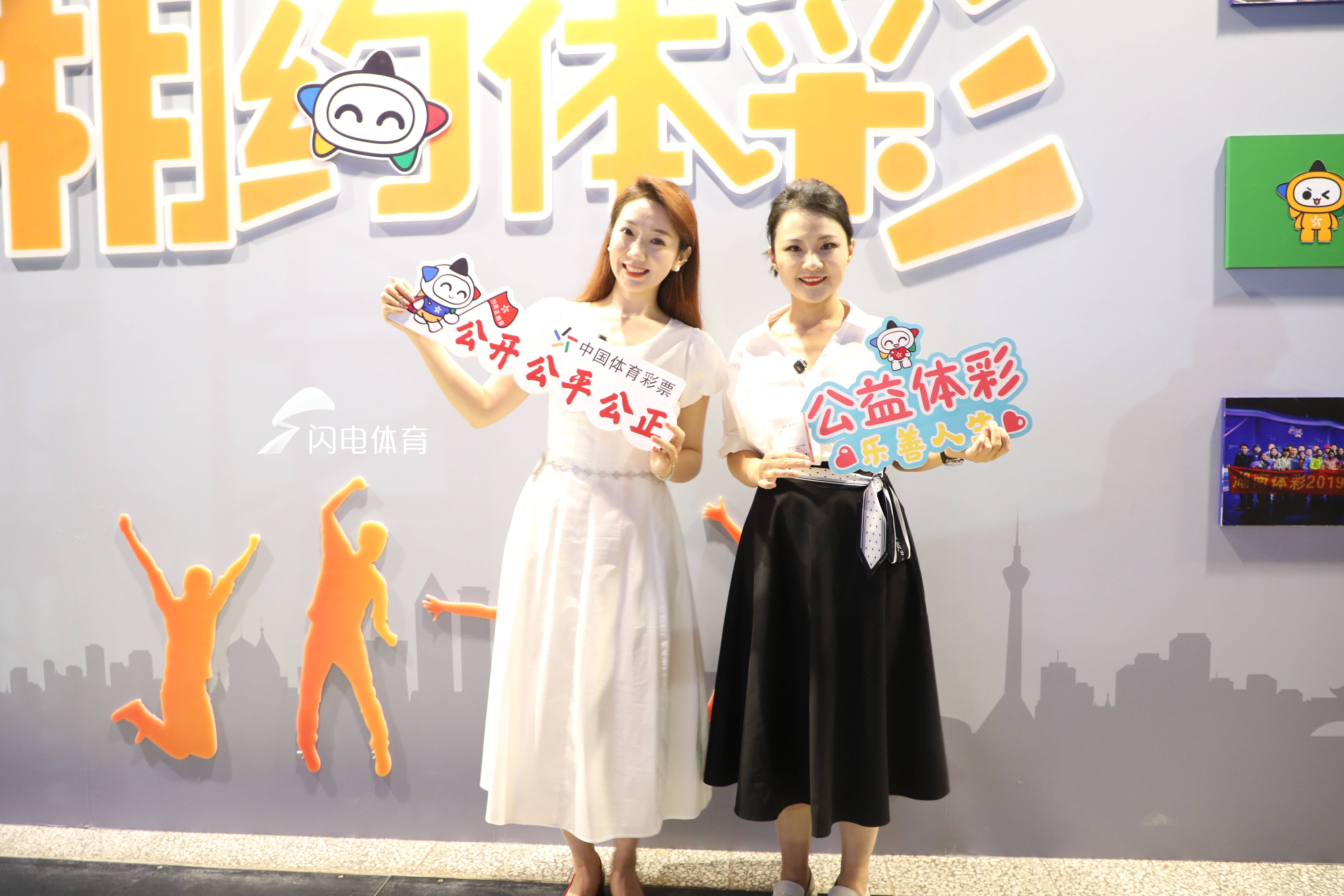 山东体育休闲频道主持人化身“开奖见证官”见证体彩全透明开奖(图1)