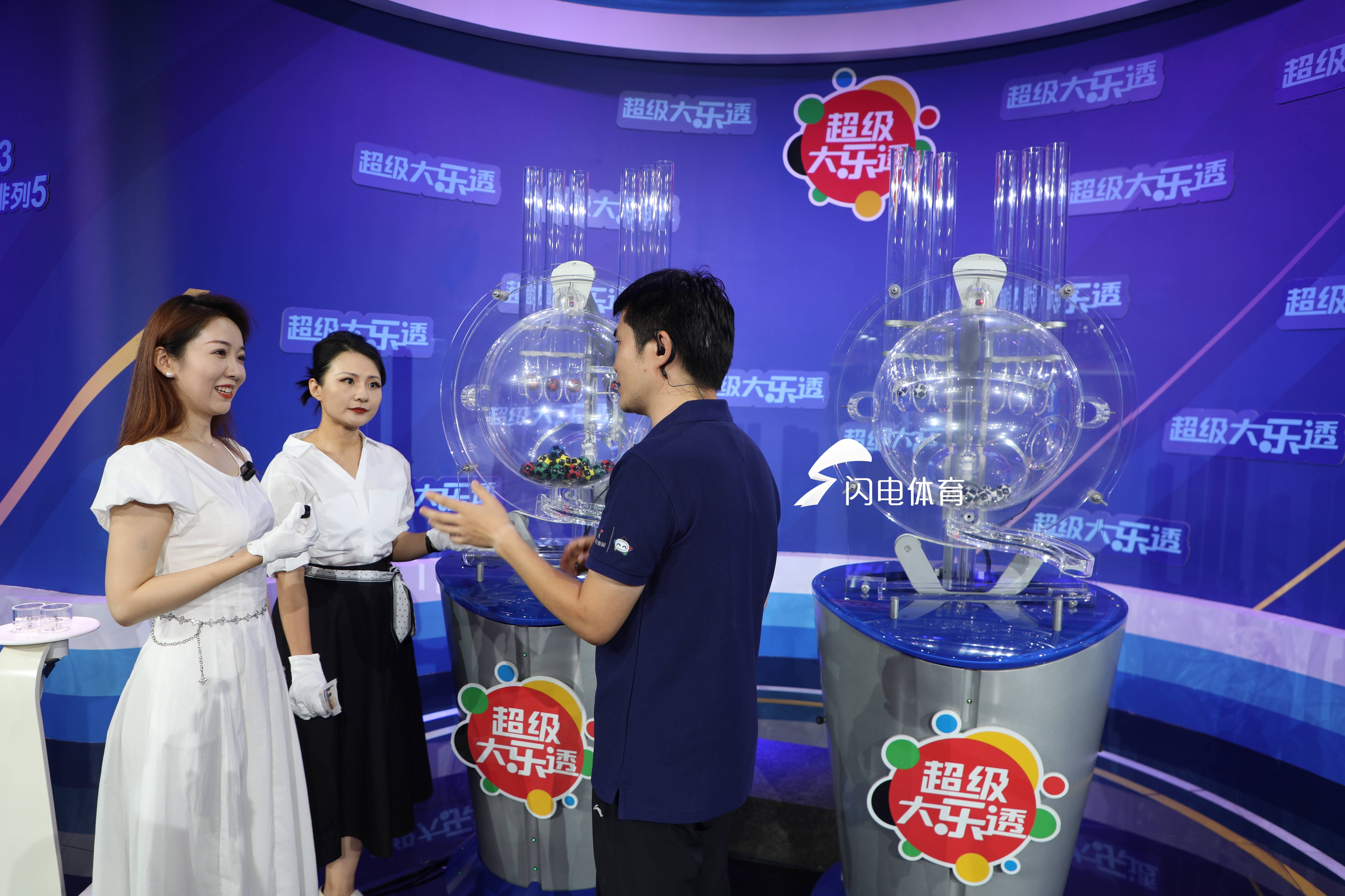 山东体育休闲频道主持人化身“开奖见证官”见证体彩全透明开奖(图2)