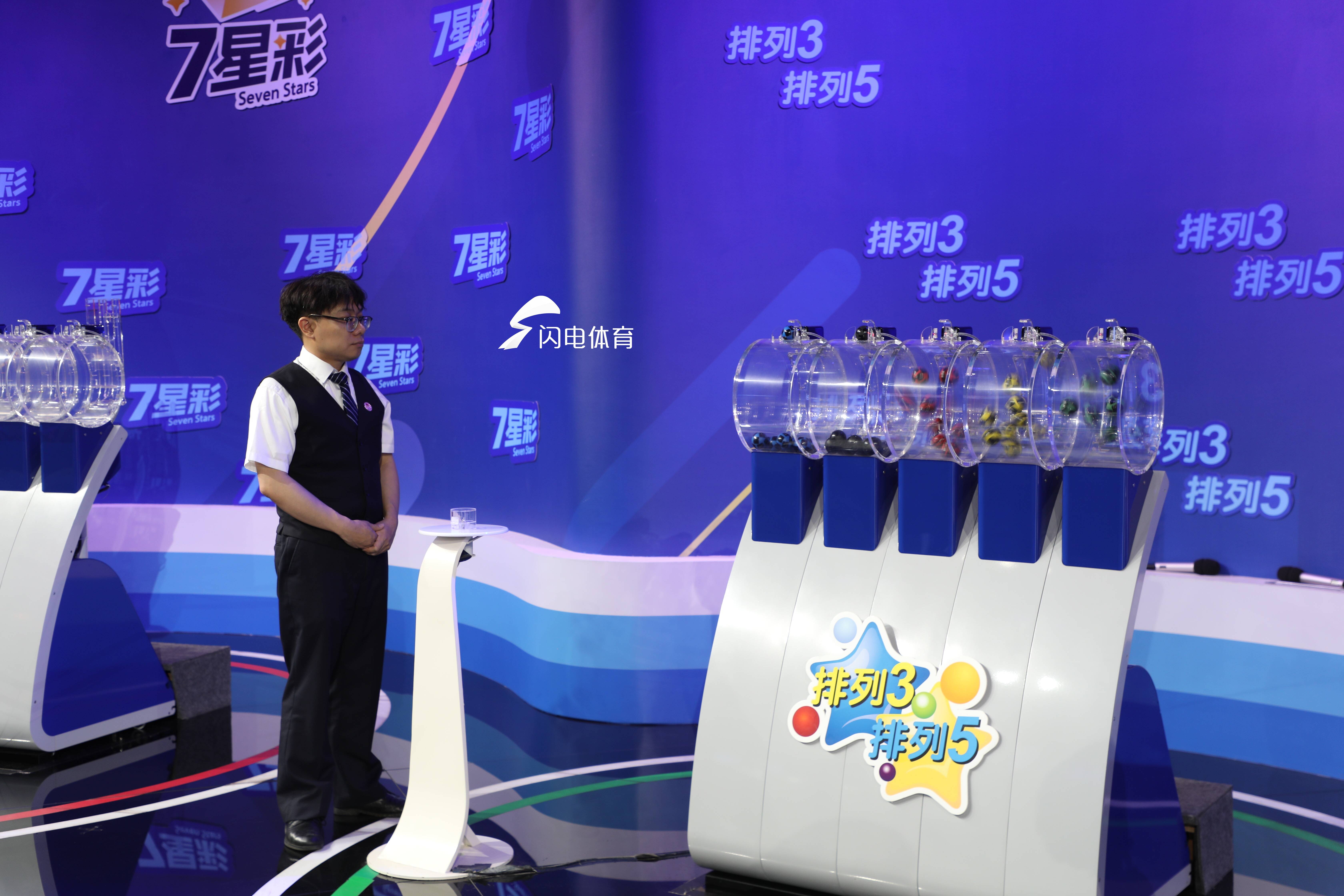 山东体育休闲频道主持人化身“开奖见证官”见证体彩全透明开奖(图3)