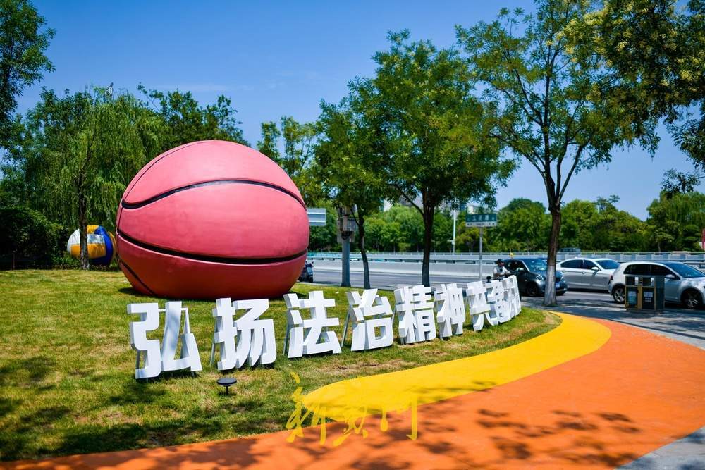 体育运动主题装饰扮靓济南街头转角景观(图1)