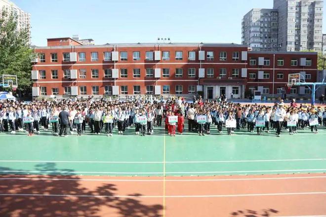 逐风奔跑 跃动梦想——学院路小学2025年田径运动会活力启幕(图2)