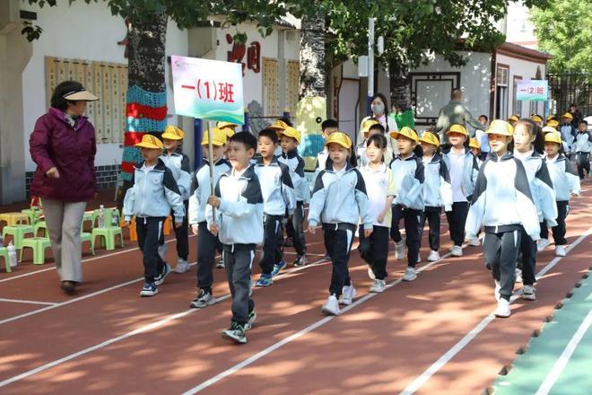 逐风奔跑 跃动梦想——学院路小学2025年田径运动会活力启幕(图3)