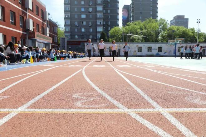 逐风奔跑 跃动梦想——学院路小学2025年田径运动会活力启幕(图6)