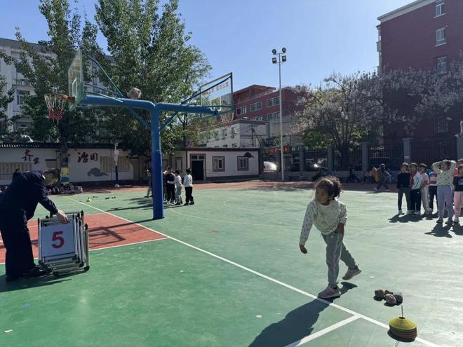 逐风奔跑 跃动梦想——学院路小学2025年田径运动会活力启幕(图10)