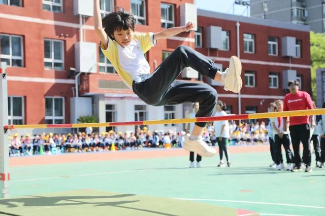 逐风奔跑 跃动梦想——学院路小学2025年田径运动会活力启幕(图11)