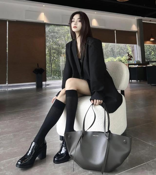 运动鞋已经过时了！早春有品位的女人都穿这 3 种鞋子显高显瘦(图2)