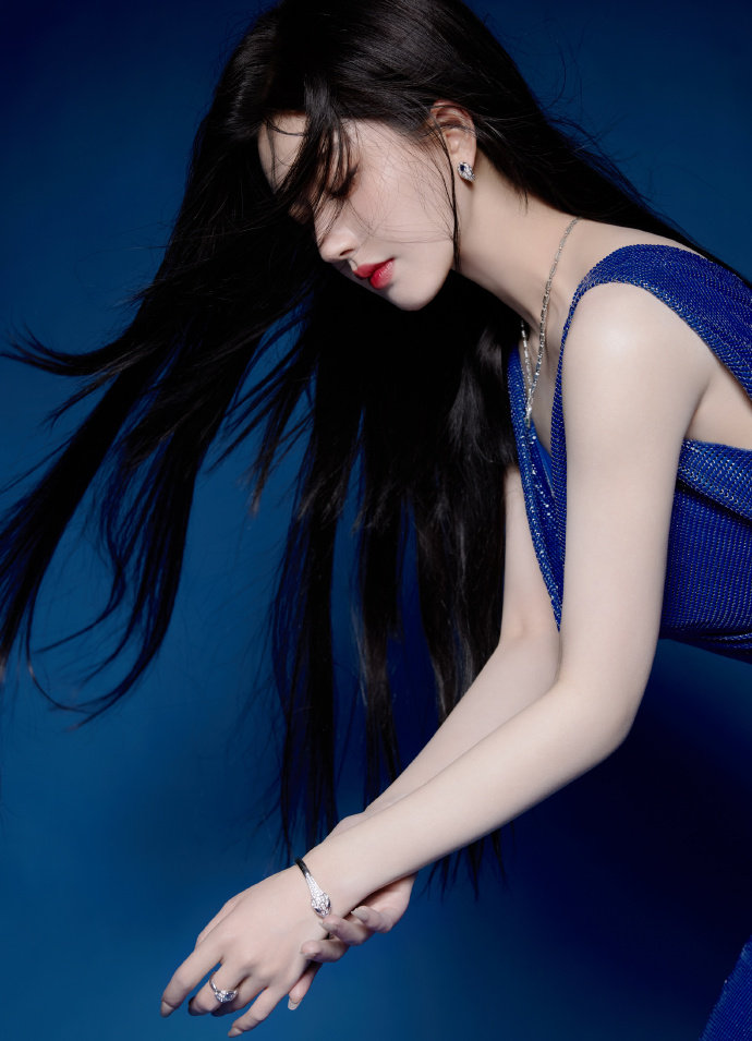 13岁女迈开腿打扑克(图1)