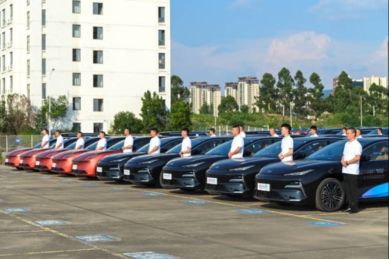 资讯丨运动无限 吉利同行 2025吉利世运之夜在蓉城活力开启(图3)