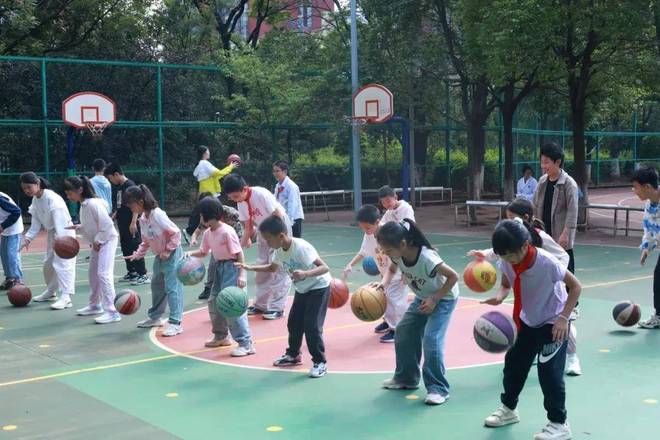 “会暖春芽 多彩假期”丨阳光为墨运动为笔书写少年风华