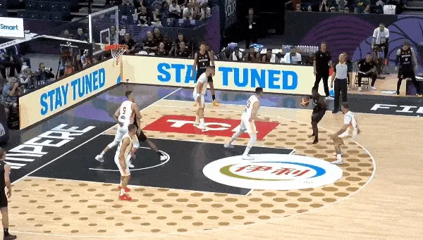 流言板]施罗德持球变向突破过人上篮命中本场首个运动战进球