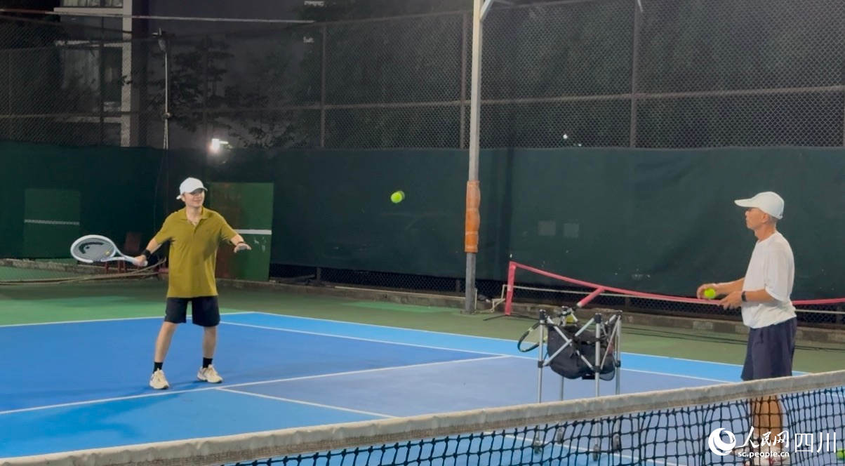 高架桥下投篮 小区楼前切磋 成都人“卷”起运动新时尚