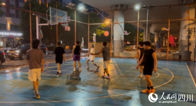 高架桥下投篮 小区楼前切磋 成都人“卷”起运动新时尚(图2)