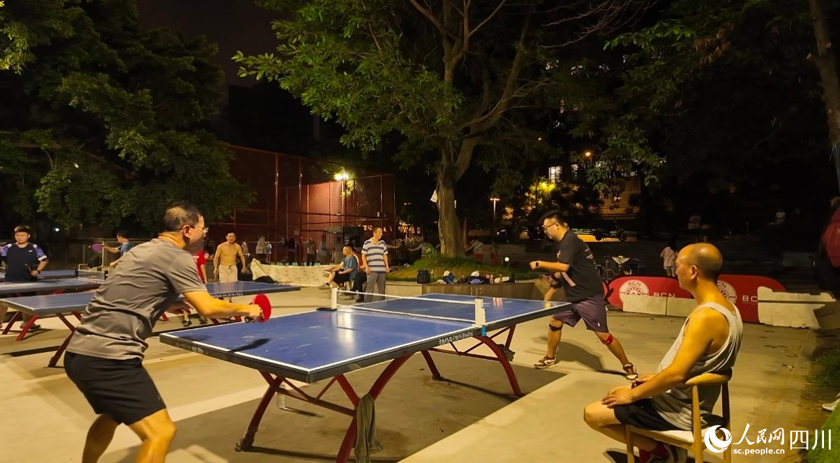 高架桥下投篮 小区楼前切磋 成都人“卷”起运动新时尚(图3)