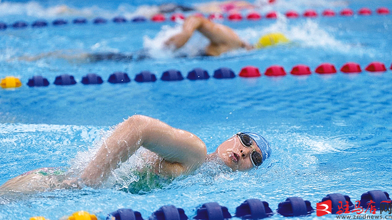 “泳”往直前展英姿——驻马店市“国资·金顶杯”游泳公开赛举行(图2)