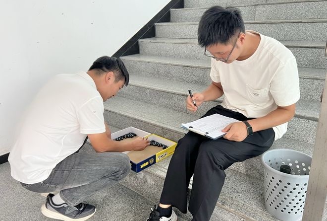 “趣”动无限 “师”放活力——阜阳五中成功举办教师趣味运动会(图3)