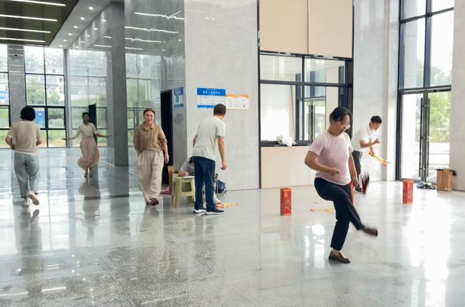 “趣”动无限 “师”放活力——阜阳五中成功举办教师趣味运动会(图2)