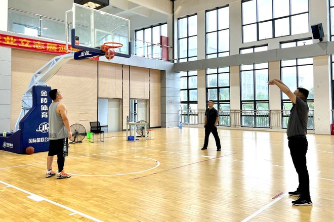 “趣”动无限 “师”放活力——阜阳五中成功举办教师趣味运动会