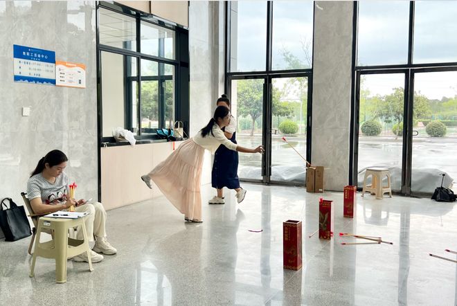 “趣”动无限 “师”放活力——阜阳五中成功举办教师趣味运动会(图4)