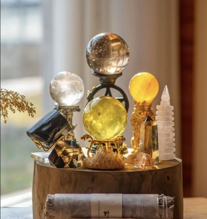 2025 秋冬趋势「琥珀流光」：游牧风、高智风、复古甜酷机能运动风关键单品与面料分析(图3)