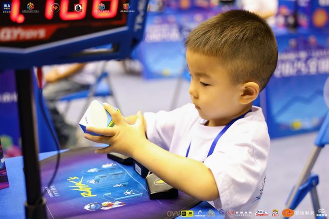 2025全国魔方公开赛（济南站）开幕吸引近千名运动员参赛(图4)