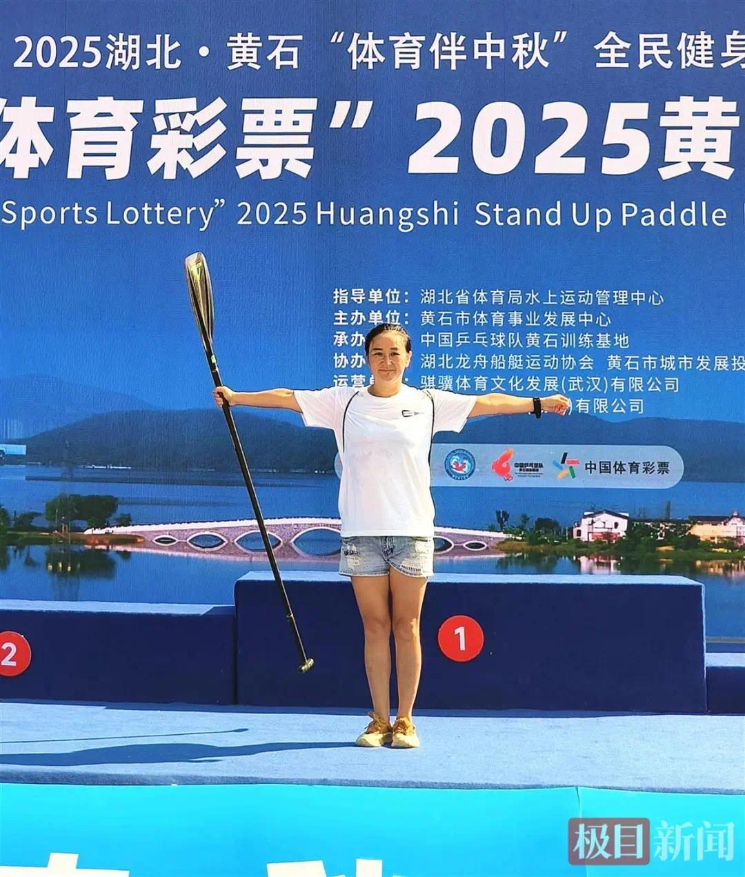 桨板赛女运动员意外落水 拒绝救援仍然坚持游到终点