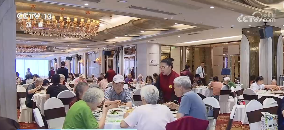 2433亿人次、超8000亿元……透过数据看“双节”消费新亮点、新活力