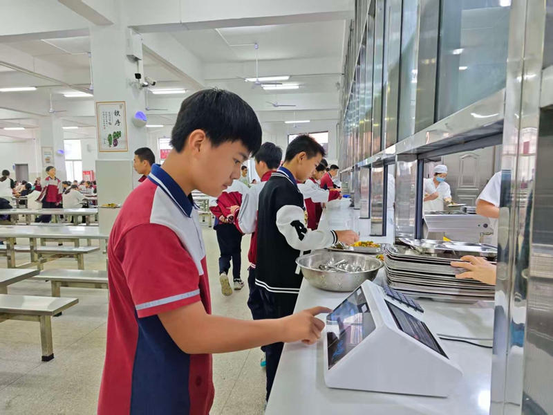 刷脸消费、AI体育……贵州仁怀：“百千万工程”推动学校换新颜(图3)