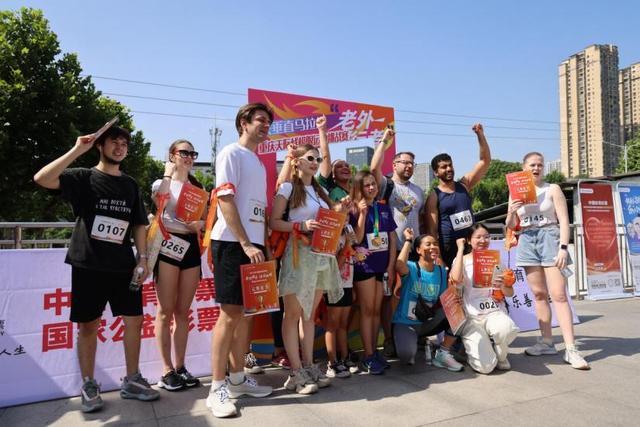 “老外行者”重庆天际线极限运动挑战赛之地铁垂直马拉松激情开跑(图8)