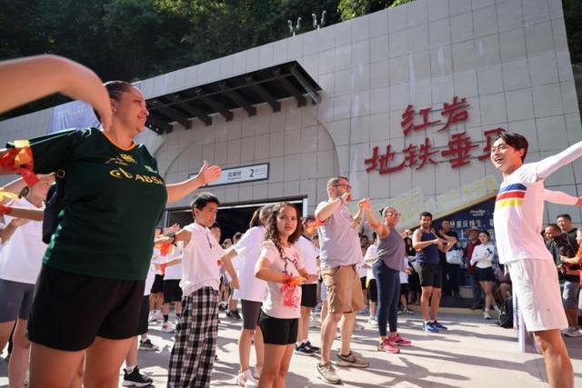 “老外行者”重庆天际线极限运动挑战赛之地铁垂直马拉松激情开跑(图2)