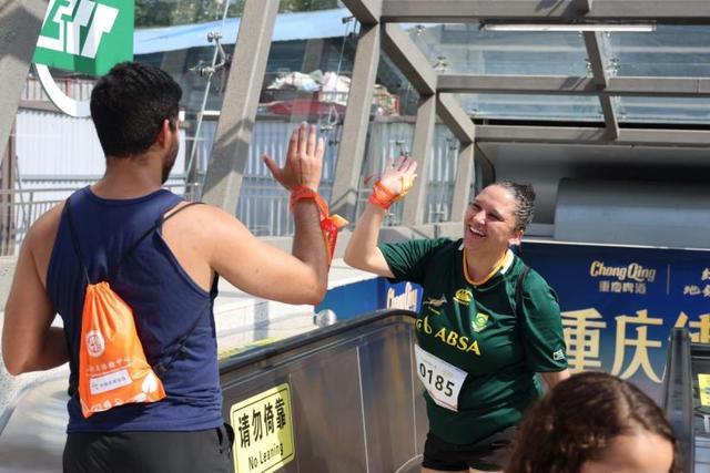 “老外行者”重庆天际线极限运动挑战赛之地铁垂直马拉松激情开跑(图5)