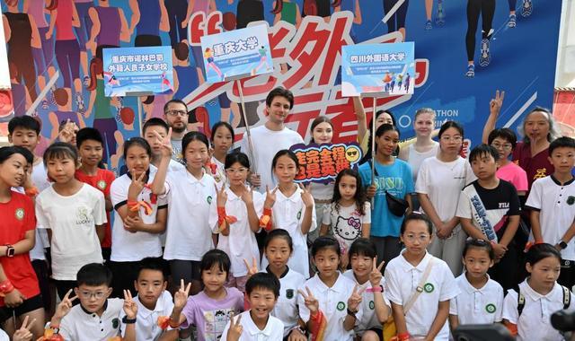 “老外行者”重庆天际线极限运动挑战赛之地铁垂直马拉松激情开跑