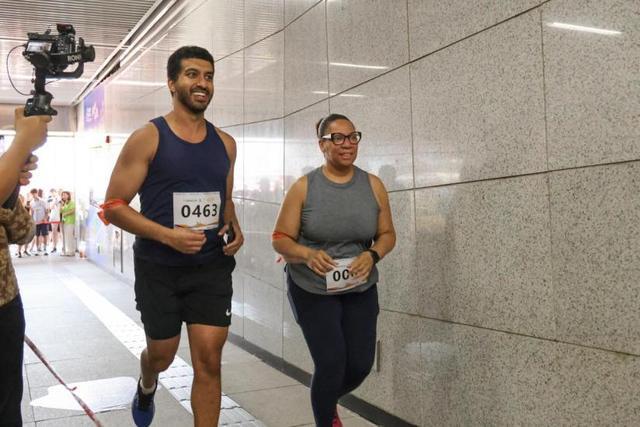 “老外行者”重庆天际线极限运动挑战赛之地铁垂直马拉松激情开跑(图3)