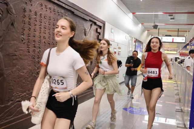 “老外行者”重庆天际线极限运动挑战赛之地铁垂直马拉松激情开跑(图4)