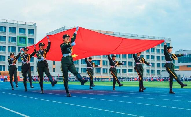 邹平市渤海实验学校第三届体育节暨2025年秋季运动会启幕(图2)