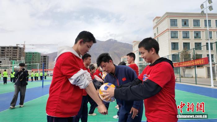 西藏“奔跑吧·少年”三大球进校园排球项目活动在拉萨启动