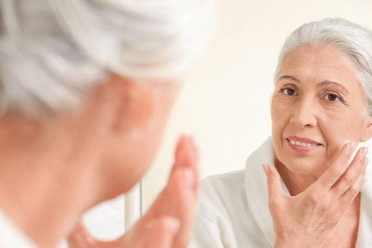 除了饮食运动在老年人保养身体中扮演何角色？