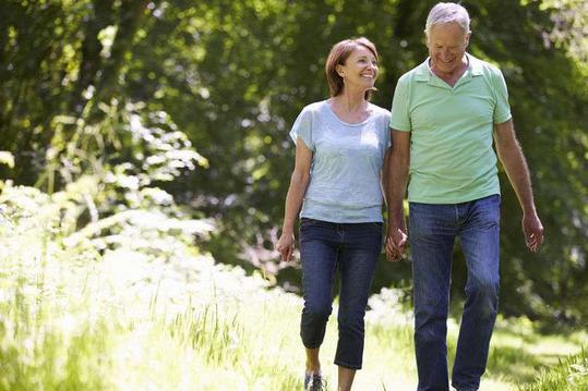 除了饮食运动在老年人保养身体中扮演何角色？(图2)