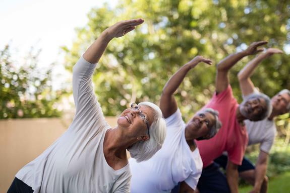 除了饮食运动在老年人保养身体中扮演何角色？(图6)