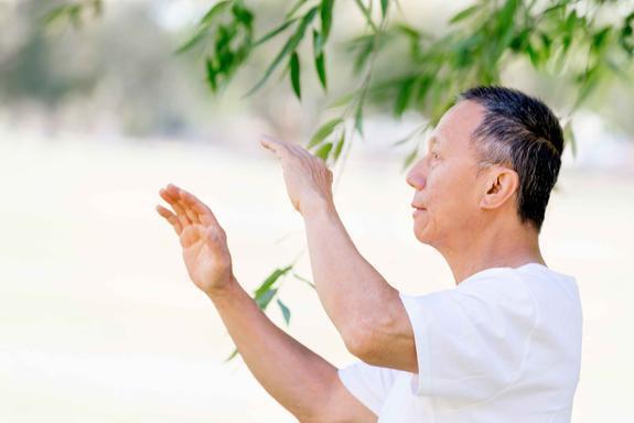 除了饮食运动在老年人保养身体中扮演何角色？(图4)