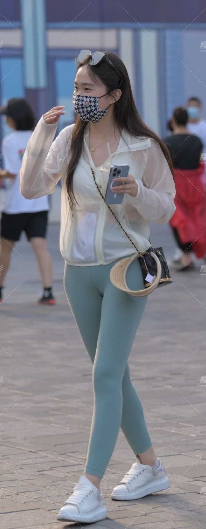 休闲运动风穿搭典范浅色防晒外套搭绿色瑜伽裤清爽时尚超亮眼