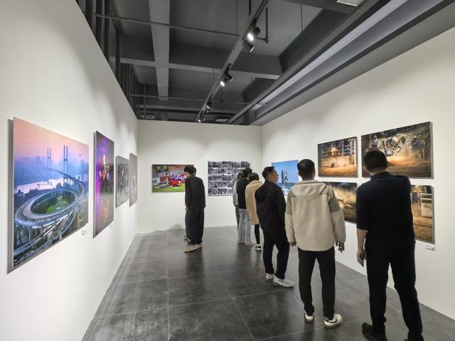 “动感与荣耀——2025莲溪杯体育运动摄影大展”在沪开幕
