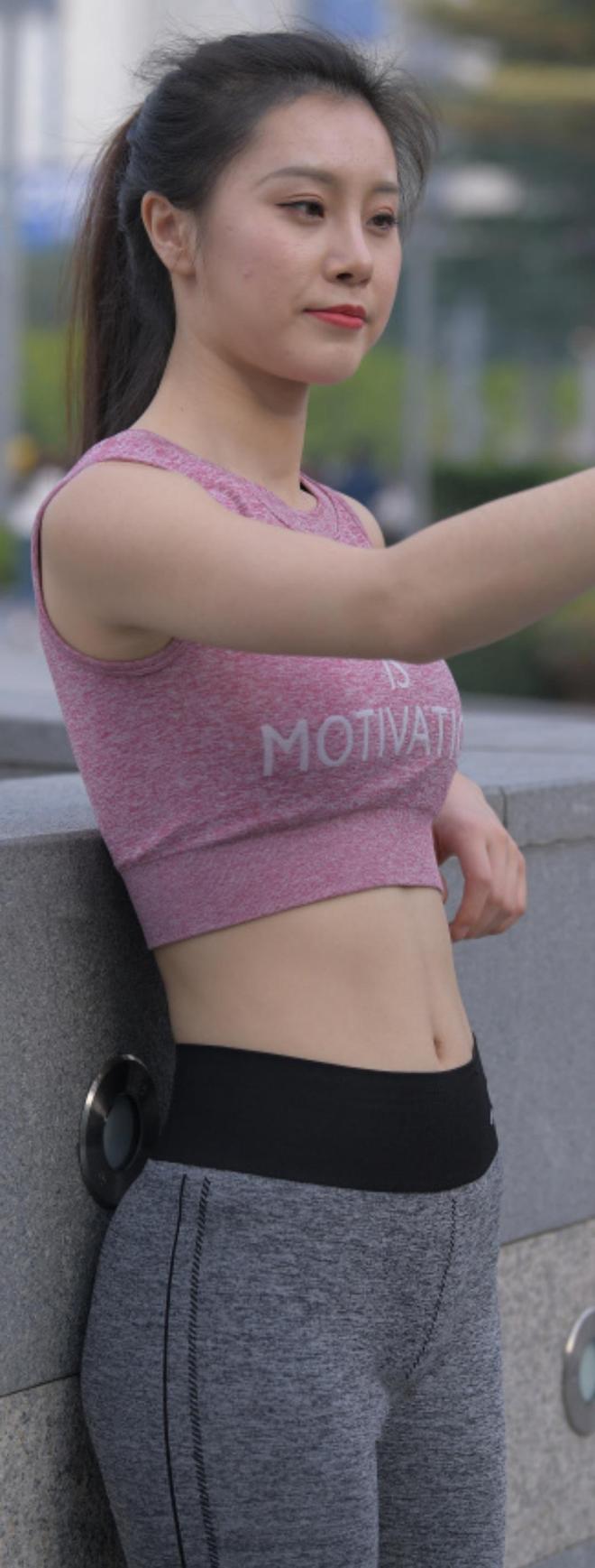 粉色运动背心搭配灰色瑜伽裤小姐姐又飒又美收腰显瘦又大方(图3)