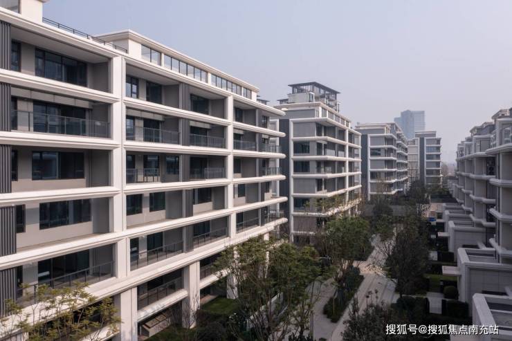 成都「信达麓湖左岸」售楼处热线发布年末钜惠限时开启全面剖析项目优势与不足同步更新近期购房优惠活动资讯。