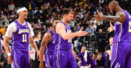 星空体育：湖人19胜9负位居西部第四关键时刻战绩完美。(图1)