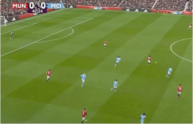 星空：体育星秀20岁梅诺：曼联换帅后的璀璨新星(图2)