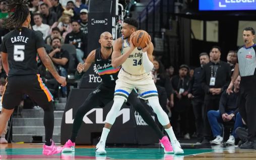 星空体育：字母哥交易悬而未决雄鹿关系已现危机。(图1)