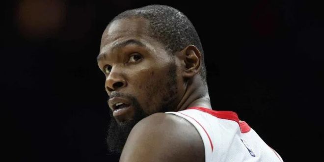 再打一年就退役！杜兰特退休言论引热议 冲镜头竖中指+炫名表太嗨(图3)