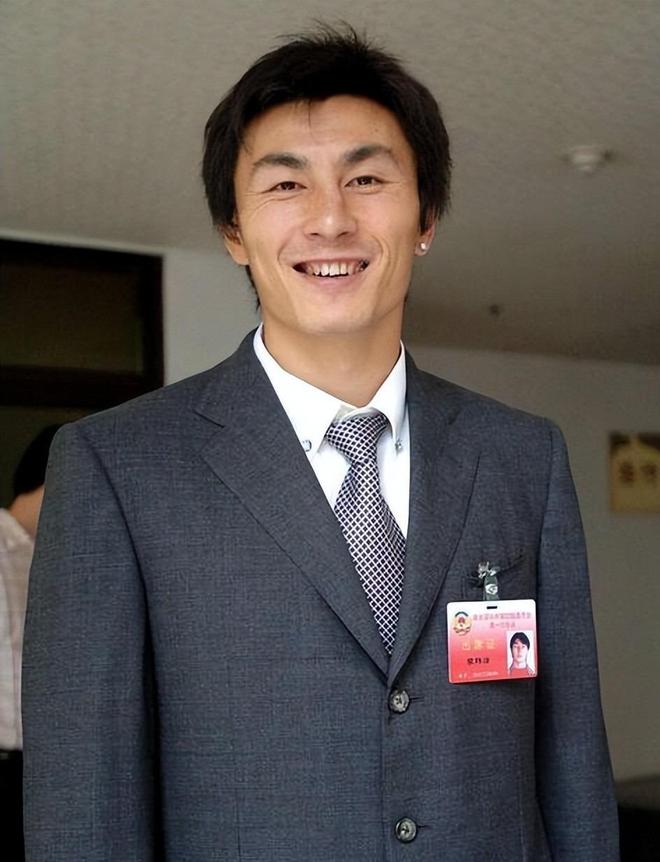 他是前国足队长哥哥是英雄娶海归高材生37岁儿女双全成赢家(图6)