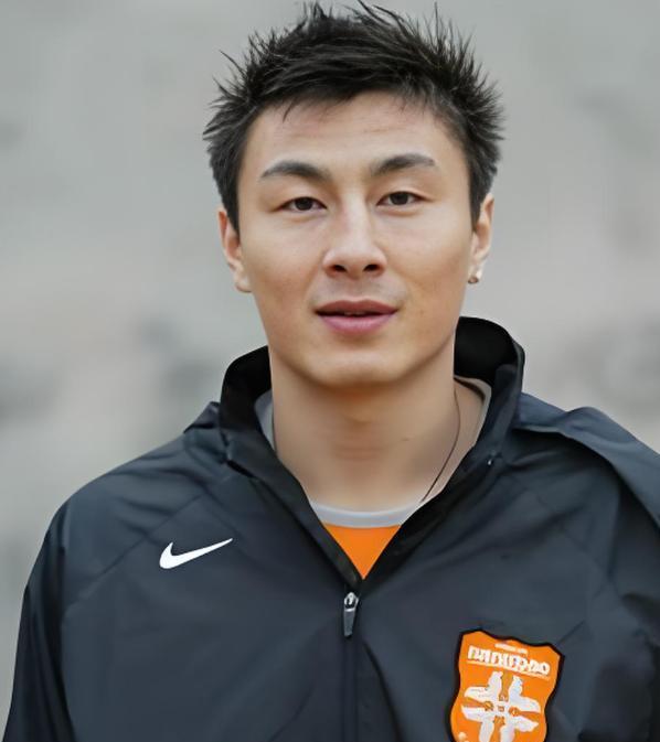 他是前国足队长哥哥是英雄娶海归高材生37岁儿女双全成赢家(图5)